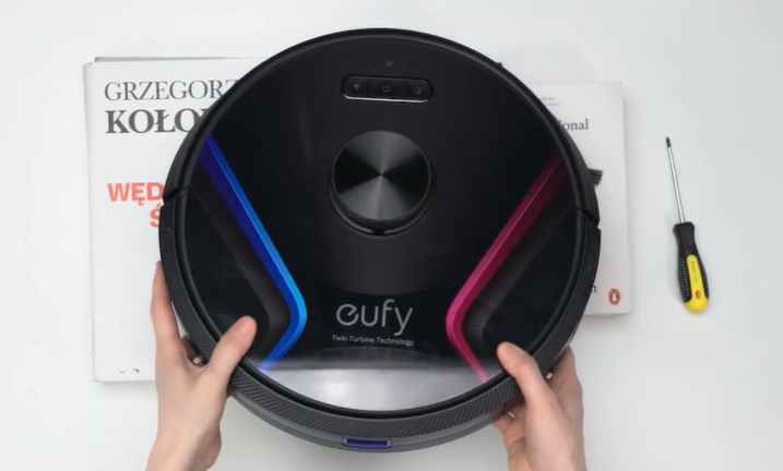 RoboVac X8 Series: How to Replace the Wheels